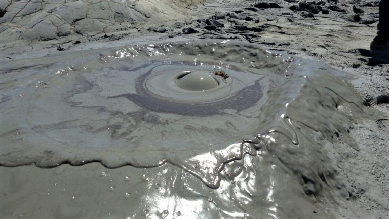 Vulcanii Noroioși – peisajele selenare de la Berca, Buzău