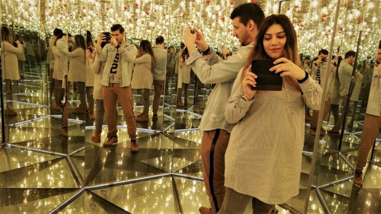 Am stat pe un pat de cuie la Museum of Senses din Mall AFI Palace!