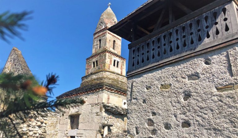 Biserica Densuș – cea mai misterioasă biserică din România!