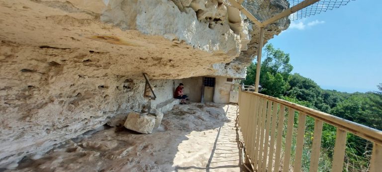 Mănăstirea Aladzha – cea mai veche mănăstire rupestră de pe coasta bulgărească a Mării Negre | Ghid complet 2026