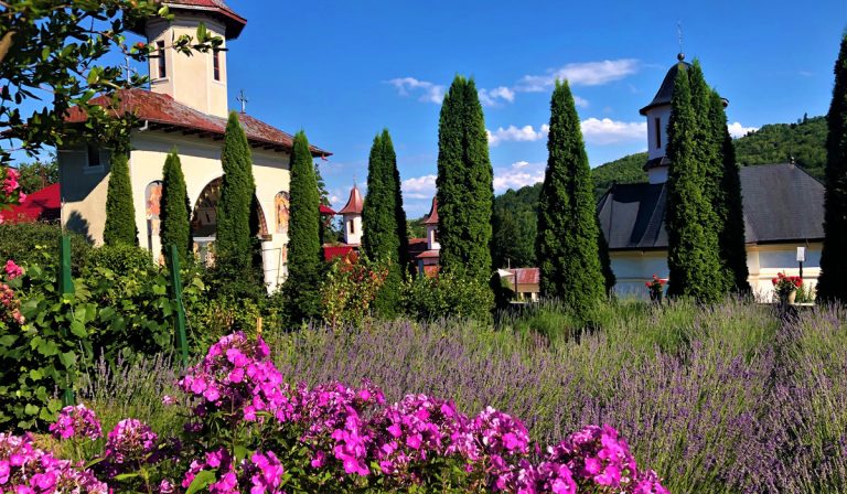 Mănăstirea Crasna – Raiul de la poalele Muntelui Ursoaia