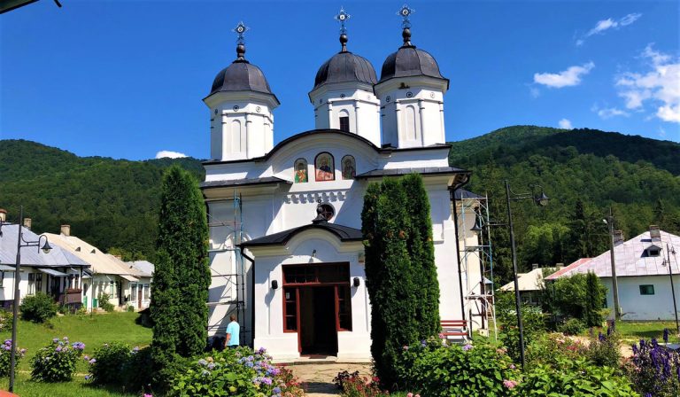 Mănăstirea Suzana – locul în care și animalele păstrează liniștea