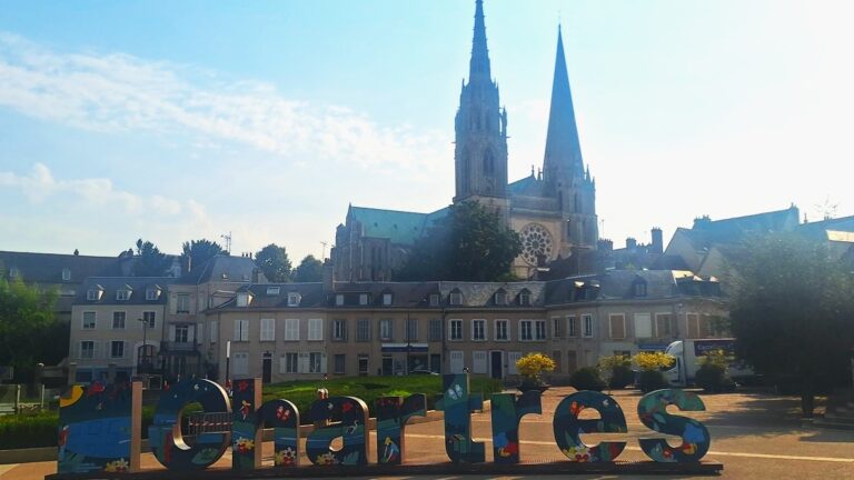 Catedrala din Chartres: Când Piatra Devine Rugăciune