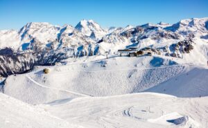 Cât costă o săptămână de ski în 2026/2027 — comparativ România, Bulgaria, Austria și Franța