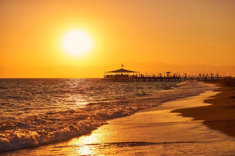 Oferte Last Minute de Paște și 1 Mai 2026: Circuite, Sejururi și City Break-uri de la care să alegi